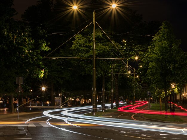 Foto rutas de luz en la carretera por la noche