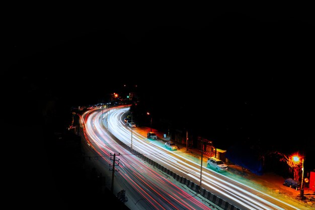 Foto rutas de luz en la carretera por la noche