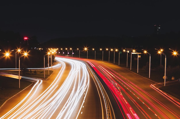 Rutas de luz en la carretera por la noche