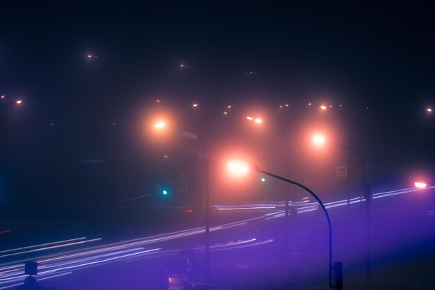 Foto rutas de luz en la carretera por la noche