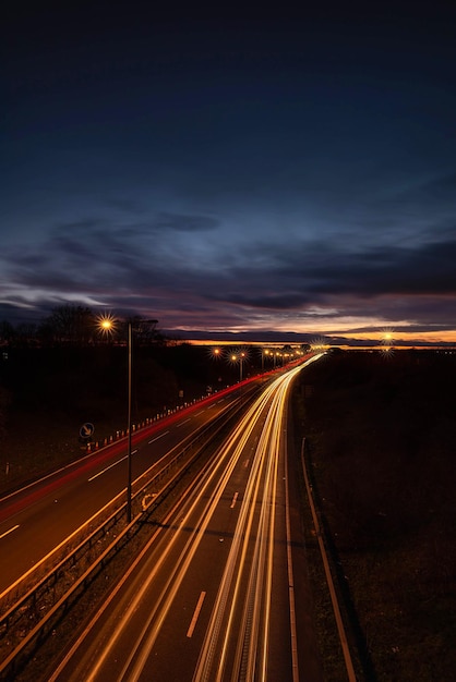 Rutas de luz en la carretera por la noche