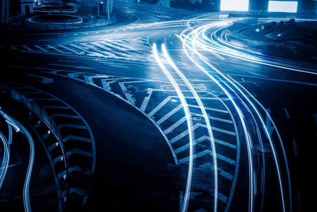 Foto rutas de luz en la carretera por la noche