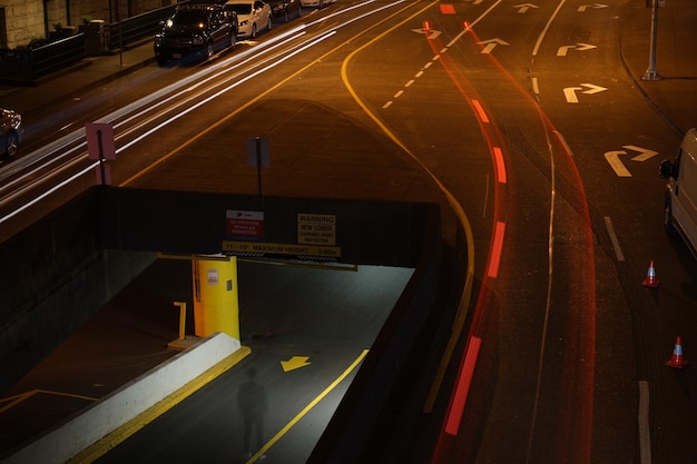 Rutas de luz en la carretera por la noche