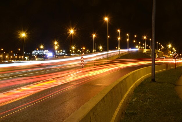 Foto rutas de luz en la carretera por la noche