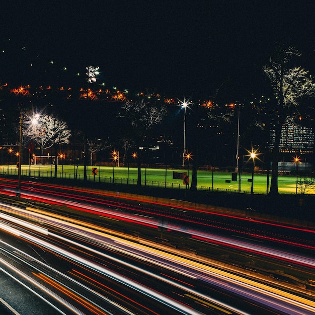 Foto rutas de luz en la carretera por la noche