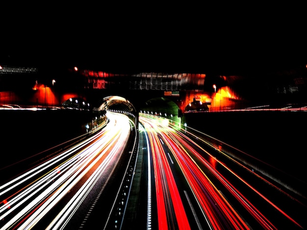 Foto rutas de luz en la carretera por la noche