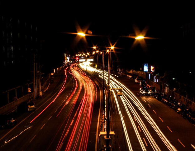 Foto rutas de luz en la carretera por la noche