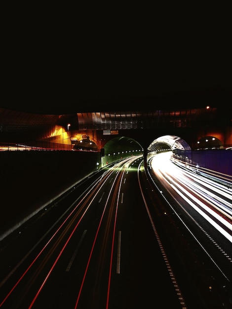 Foto rutas de luz en la carretera por la noche