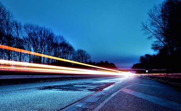 Foto rutas de luz en la carretera por la noche