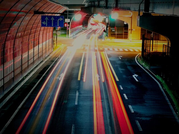 Foto rutas de luz en la carretera por la noche