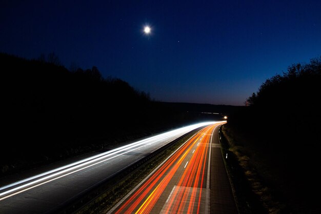 Foto rutas de luz en la carretera por la noche