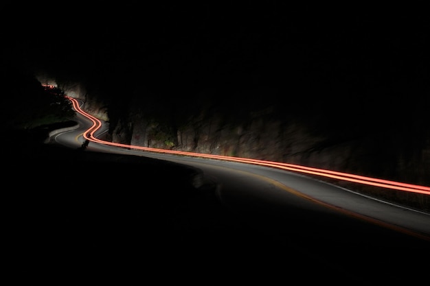 Rutas de luz en la carretera por la noche