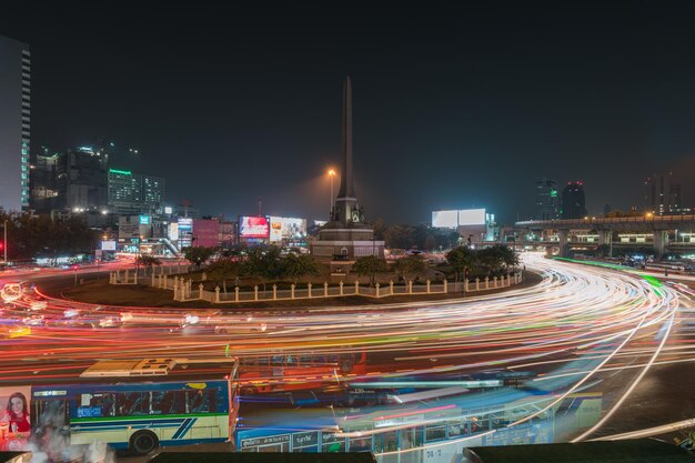 Foto rutas de luz en la ciudad por la noche