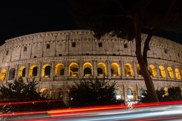 Rutas de luz por el coliseo por la noche