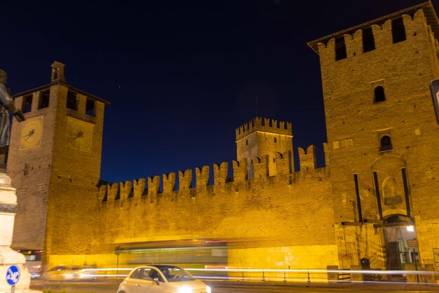 Foto rutas de luz contra el castelvecchio por la noche