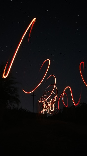 Rutas de luz contra el cielo por la noche