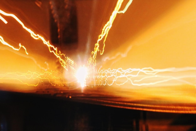 Rutas de luz contra el cielo por la noche