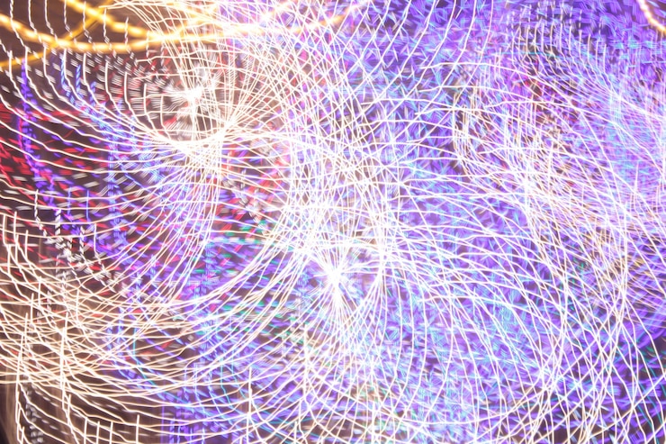 Foto rutas de luz en exhibición por la noche