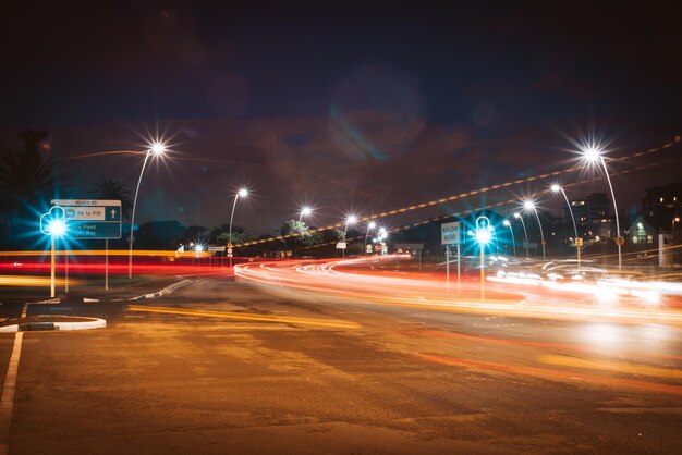 Foto rutas de luz iluminadas en la carretera por la noche