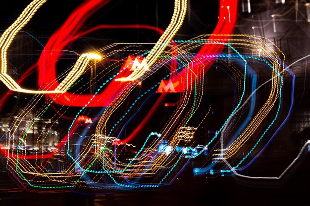 Foto rutas de luz iluminadas por la noche