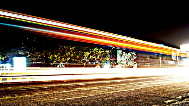 Foto rutas de luz por la noche