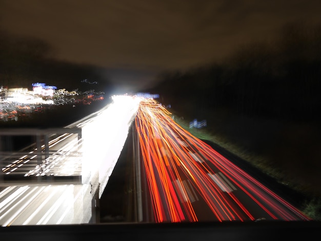 Foto rutas de luz por la noche