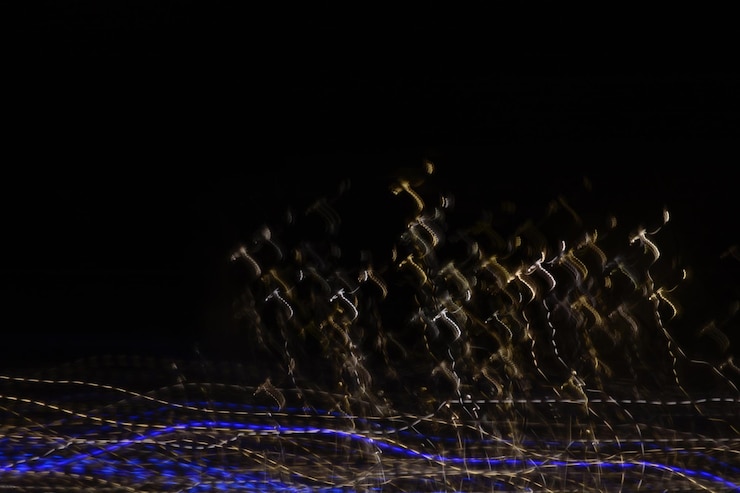 Foto rutas de luz por la noche