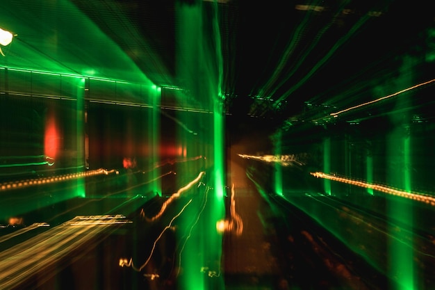 Rutas de neón de luz en la ventana del edificio por la noche