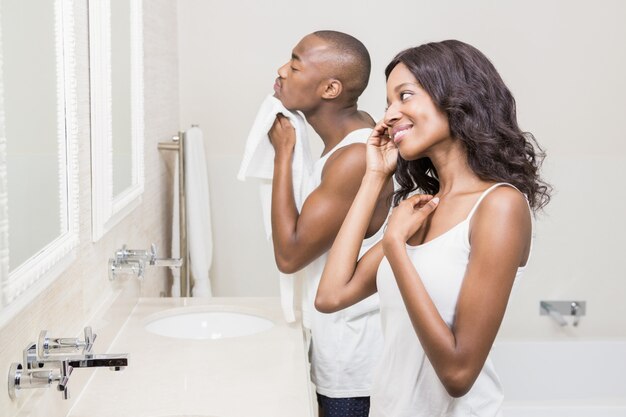 Rutina de baño para pareja joven