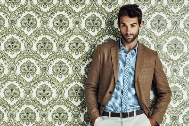 En esa rutina de estilo, Studio disparó a un joven guapo y elegantemente vestido.