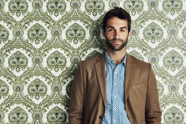 Foto en esa rutina de estilo, studio disparó a un joven guapo y elegantemente vestido.