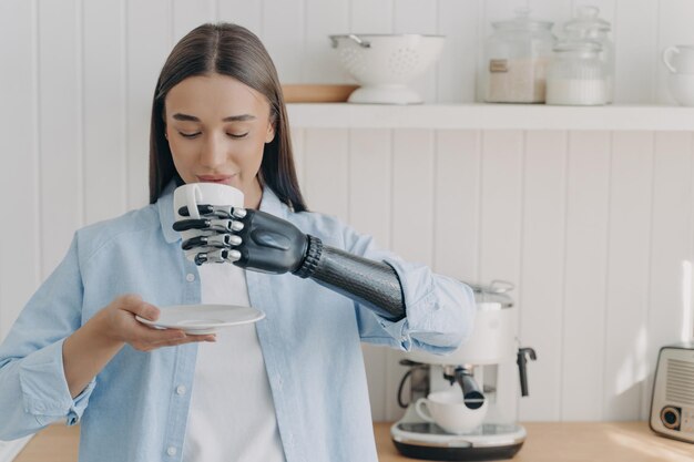 Rutina de persona discapacitada Una chica bastante discapacitada sostiene una taza de té con la mano cibernética