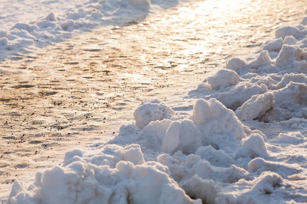 Rutschige und sehr gefährliche Straße an einem Wintertag