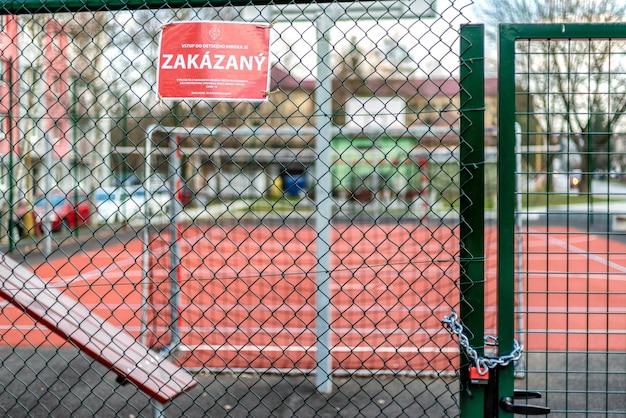 RUZOMBEROK ESLOVAQUIA 3 DE ABRIL DE 2020 Parque cerrado de baloncesto y fútbol en el centro de la ciudad debido al Coronavirus COVID19