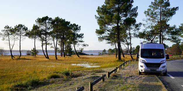 RV autocaravana junto al lago