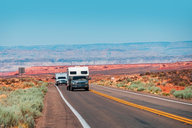 RV Camper Van na estrada americana Explorando os EUA Férias de viagem de férias Caravana de motorhome em uma estrada Reboque de trailer de veículo recreativo na estrada na América