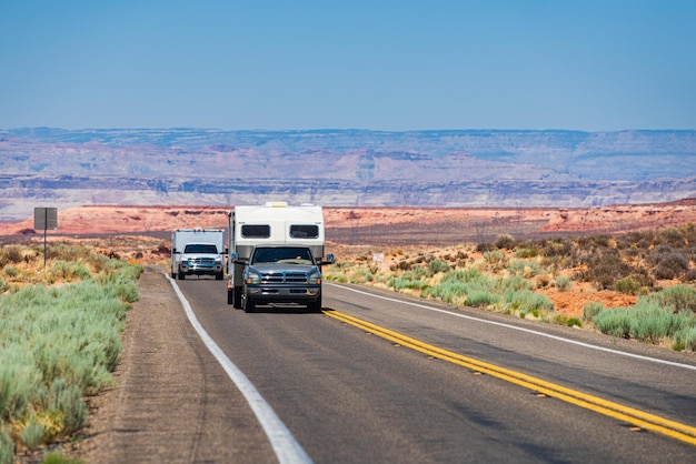 Rv camper van na estrada explorando a caravana de motorhome viagem americana de férias nos eua em um veículo rodoviário