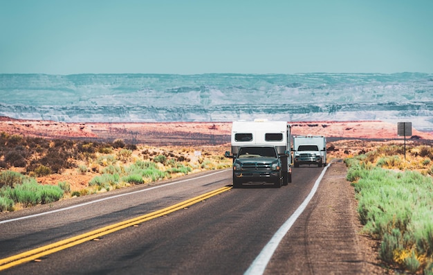 RV Camper Van on the Road Exploring the USA Holiday American trip Wohnmobil Wohnwagen auf einer Straße Fahrzeug Wohnmobil Anhänger auf der Straße in Amerika