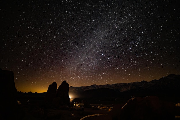 RV camping vía láctea cielo nocturno Alabama Hills EE.UU.