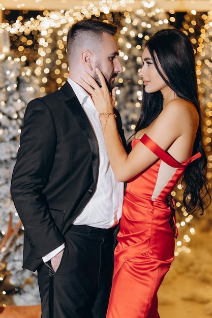 Árvore de ano novo casal elegante sexy