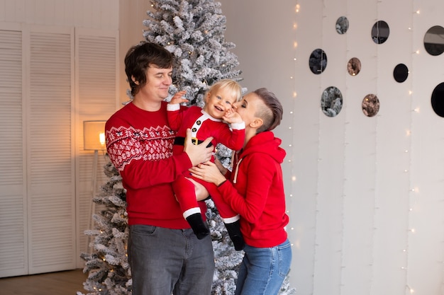 Árvore de ano novo e presentes de Natal no fundo. Natal em família em casa.