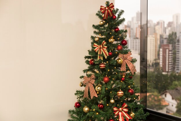 Árvore de Natal à luz do dia, com paisagem da cidade