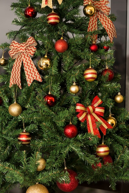 Árvore de Natal à luz do dia, com paisagem da cidade