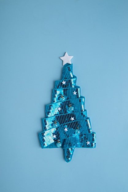 Árvore de Natal abstrata feita de fita brilhante com lantejoulas para os feriados de ano novo
