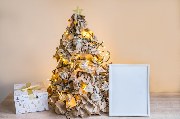 Árvore de Natal alternativa de papel artesanal e pinhas decoração eco zero resíduos. Foto de alta qualidade