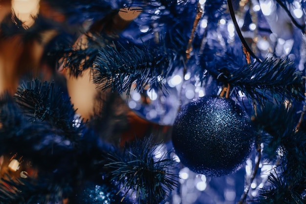 Árvore de Natal azul criativa decorada com bola de Natal brilhante Atmosfera mágica e festiva