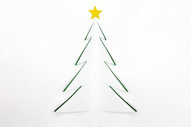 Árvore de Natal branco com estrela no topo com contorno verde