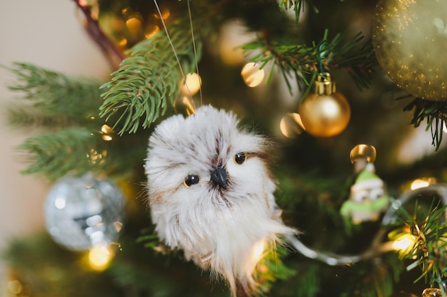 Árvore de Natal cintilante de fundo de ano novo com bolas e enfeites