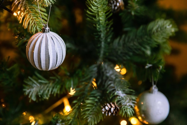 Árvore de Natal clássica decorada com árvore de Natal com enfeites de wite e prata ornamentos ...