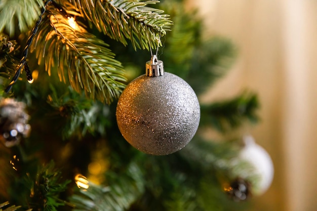 Árvore de natal clássica decorada de natal árvore de natal com enfeites de decorações brancas e prateadas